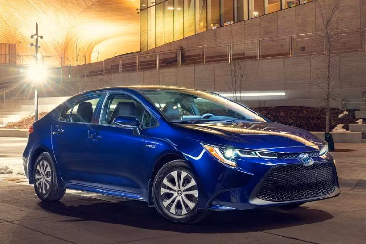 5. Toyota Corolla Hybrid 2020 (mức tiêu hao nhiên liệu ở đường hỗn hợp: 5,4 lít/100 km)