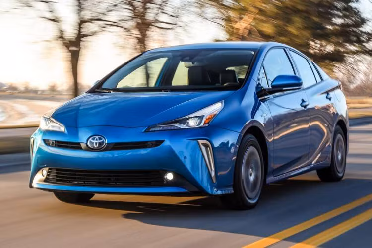 3. Toyota Prius 2020 mới (mức tiêu hao nhiên liệu ở đương hỗn hợp: 5,4 lít/100 km)