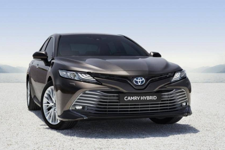 4. Toyota Camry Hybrid 2020 (mức tiêu hao nhiên liệu ở đường hỗn hợp: 5,4 lít/100 km)