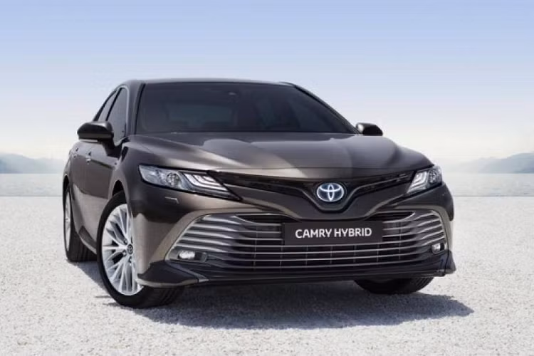 4. Toyota Camry Hybrid 2020 (mức tiêu hao nhiên liệu ở đường hỗn hợp: 5,4 lít/100 km)
