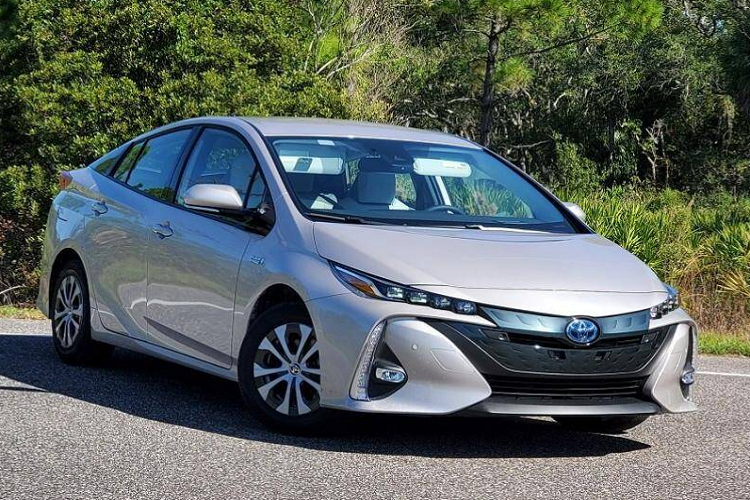 2. Mẫu xe tiết kiệm nhiên liệu Toyota Prius Prime 2020 xếp thứ hai (mức tiêu hao nhiên liệu ở đường hỗn hợp: 5,2 lít/100 km)