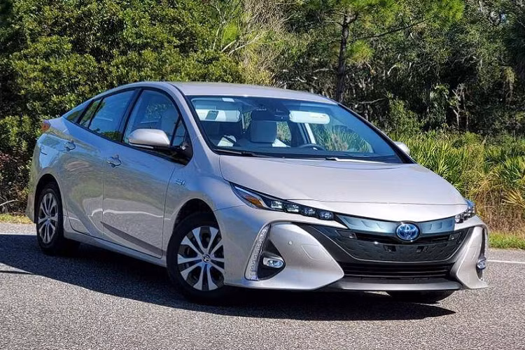 2. Mẫu xe tiết kiệm nhiên liệu Toyota Prius Prime 2020 xếp thứ hai (mức tiêu hao nhiên liệu ở đường hỗn hợp: 5,2 lít/100 km)