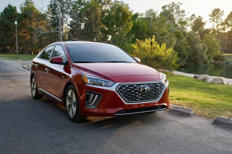 1. Đứng đầu danh sách sedan tiết kiệm nhiên liệu nhất là Hyundai Ioniq Hybrid 2020 (mức tiêu hao nhiên liệu ở đường hỗn hợp: 4,9 lít/100 km)
