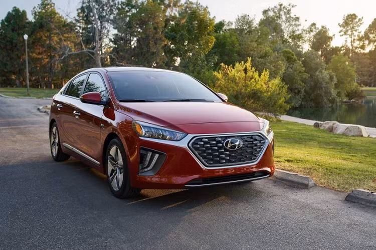 1. Đứng đầu danh sách sedan tiết kiệm nhiên liệu nhất là Hyundai Ioniq Hybrid 2020 (mức tiêu hao nhiên liệu ở đường hỗn hợp: 4,9 lít/100 km)