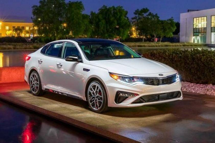 10. Kia Optima Hybrid 2020 (mức tiêu hao nhiên liệu ở đường hỗn hợp: 6,7 lít/100 km)