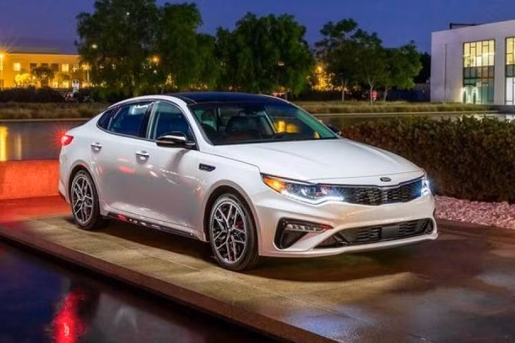 10. Kia Optima Hybrid 2020 (mức tiêu hao nhiên liệu ở đường hỗn hợp: 6,7 lít/100 km)