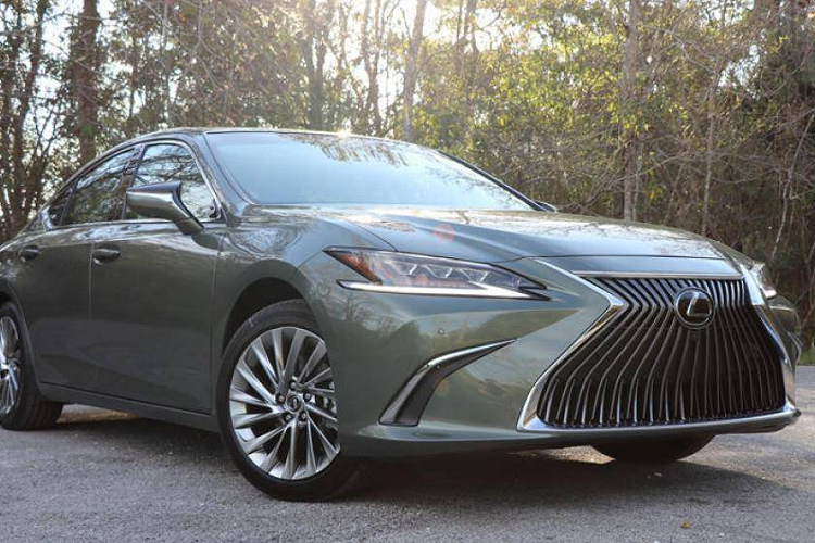 8. Lexus ES Hybrid 2020 (mức tiêu hao nhiên liệu ở đường hỗn hợp: 6,4 lít/100 km)