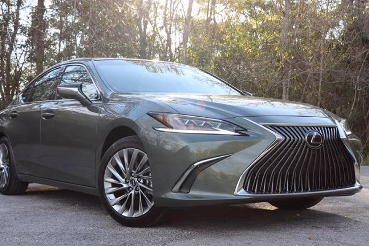 8. Lexus ES Hybrid 2020 (mức tiêu hao nhiên liệu ở đường hỗn hợp: 6,4 lít/100 km)