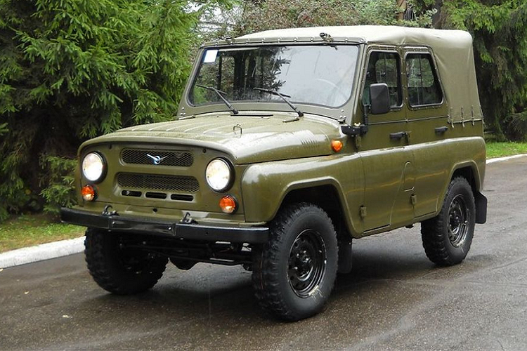 Như một chiếc G-Class của người Nga, UAZ Hunter Expedition có thể được đặt lên bàn cân so sánh với một số mẫu xe như Suzuki Jimny của người Nhật. Ngoài ra, hãng xe ôtô UAZ trước đó cũng từng giới thiệu mẫu SGR Expedition như một phiên bản van của Hunter Expedition, cùng một loạt các trang bị tương đồng như giá đỡ nóc, tời kéo hay bộ cản trước thay đổi.