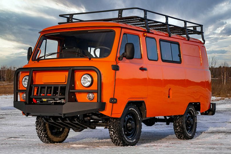 Hệ thống ghế ngồi trên xe được hoàn thiện bằng lớp vải chống nước cùng các đường chỉ trắng khá thẩm mỹ và đặc biệt là được tích hợp tính năng sưởi ấm – một trang bị rất hữu dụng trong những ngày đại hàn tại vùng Siberia của Nga. Sang tới mặt sau, chiếc SUV vẫn áp dụng kiểu mở cửa ngang, đồng thời khoang hành lý được mở rộng hơn đáng kể.