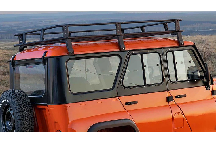 Về mặt giấy tờ, UAZ Hunter Expedition 2020 mới sở hữu khối động cơ 2,6 lít, 4 xi-lanh, sản sinh công suất chỉ 128 mã lực và lượng mô-men xoắn đạt ngưỡng 203 Nm. Khối sức mạnh này được truyền xuống một hộp số 5 cấp và bộ khóa vi sai cầu sau. Về ngoại thất, chiếc SUV xuất hiện với bộ cản trước có gắn móc kéo – một công cụ hữu ích trong điều kiện mùa đông khắc nghiệt ở nước Nga.