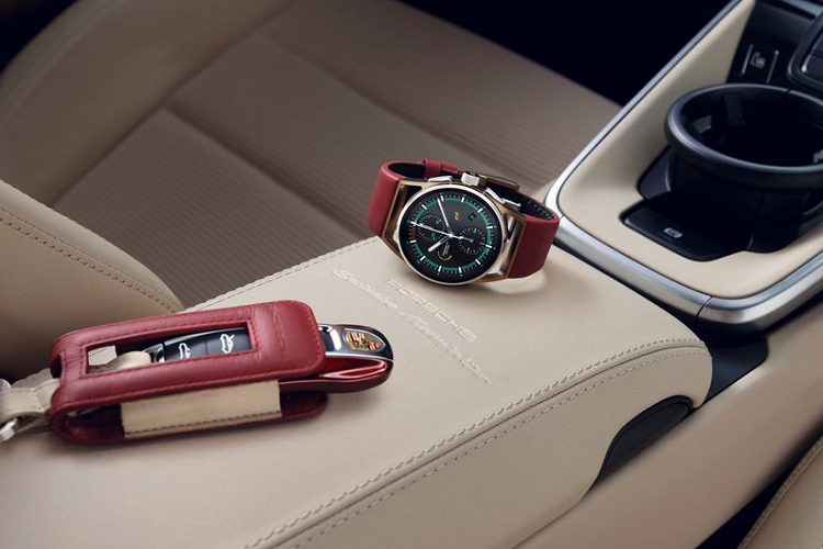 Một vài điểm đáng chú ý khác ở cabin xe là trần xe phủ da và sợi siêu nhỏ, một tấm kim loại đánh số thứ tự sản xuất, đồng hồ đo tốc độ và đồng hồ bấm giờ có đèn màu xanh lá cây.