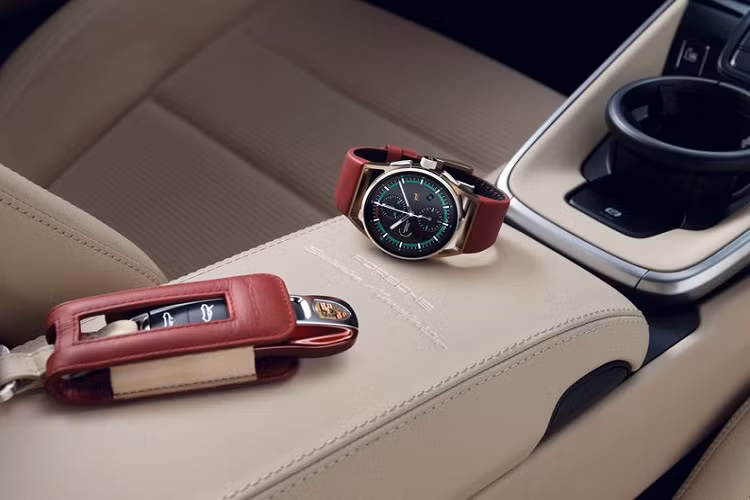 Một vài điểm đáng chú ý khác ở cabin xe là trần xe phủ da và sợi siêu nhỏ, một tấm kim loại đánh số thứ tự sản xuất, đồng hồ đo tốc độ và đồng hồ bấm giờ có đèn màu xanh lá cây.