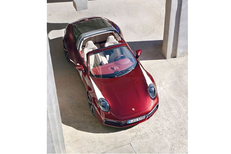 Được tạo ra dựa trên siêu xe Porsche 911 Targa 4S huyền thoại, vì vậy chiếc Heritage Design này cũng sử dụng động cơ tăng áp kép 3.0L 6 xi-lanh, sản sinh công suất 443 mã lực và mô-men xoắn cực đại 528Nm.