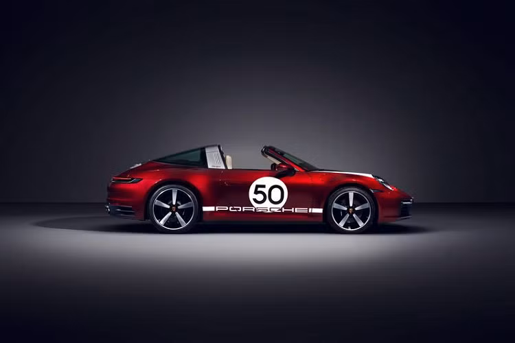 Sức mạnh được gửi đến các bánh xe thông qua hộp số ly hợp kép 8 cấp và dẫn động bốn bánh toàn thời gian, cho phép chiếc xe thể thao có thể tăng tốc từ 0 - 96 km/h trong 3,4 giây, trước khi đạt tốc độ tối đa 302 km/h. Khách hàng cũng có thể đặt mua xe với hộp số sàn 7 cấp.