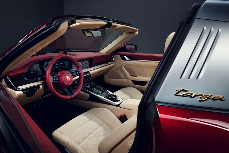 Di chuyển vào bên trong, 911 Targa 4S được hoàn thiện với nội thất hai tông màu, các ghế bọc vải sợi to, bọc tấm cửa cũng bằng vải sợi to, càng làm tăng tính retro của chiếc xe. Theo Porsche, phong cách trang trí này mô phỏng theo chiếc 356, và nó làm sống lại thời trang của thập niên 1950.