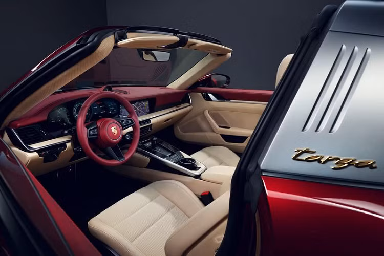 Di chuyển vào bên trong, 911 Targa 4S được hoàn thiện với nội thất hai tông màu, các ghế bọc vải sợi to, bọc tấm cửa cũng bằng vải sợi to, càng làm tăng tính retro của chiếc xe. Theo Porsche, phong cách trang trí này mô phỏng theo chiếc 356, và nó làm sống lại thời trang của thập niên 1950.