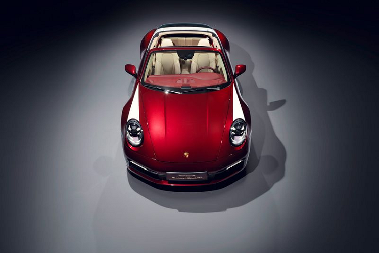 Porsche cho biết 911 Targa 4S Heritage Design sẽ chỉ được sản xuất giới hạn ở 992 chiếc trên toàn thế giới. Mẫu xe này sẽ đến các đại lý vào cuối năm nay, giá xe Porsche 911 Targa 4S từ 180.600 USD (khoảng 4,19 tỷ đồng), chưa gồm phí giao xe 1.350 USD (khoảng 31,3 triệu đồng).
