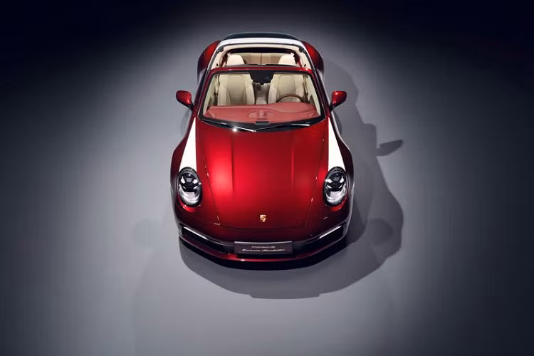 Porsche cho biết 911 Targa 4S Heritage Design sẽ chỉ được sản xuất giới hạn ở 992 chiếc trên toàn thế giới. Mẫu xe này sẽ đến các đại lý vào cuối năm nay, giá xe Porsche 911 Targa 4S từ 180.600 USD (khoảng 4,19 tỷ đồng), chưa gồm phí giao xe 1.350 USD (khoảng 31,3 triệu đồng).