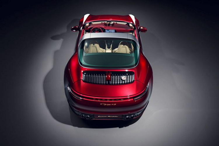Ngay từ cái chạm mắt đầu tiên, Porsche 911 Targa 4S Heritage Design 2021 đã gây ấn tượng với màu sơn ngoại thất Cherry Metallic độc quyền tương phản với logo vàng gold, kết hợp các điểm nhấn màu trắng lấy cảm hứng từ phong cách retro và huy hiệu Porsche Heritage đặc biệt trên khe thông gió ở phía sau.