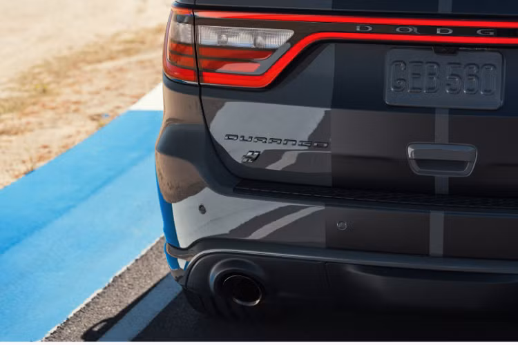 Để kiểm soát cũng như chế ngự chiếc xe này, các kỹ sư Dodge trang bị cho Durango Hellcat hệ thống treo thể thao và bộ mâm xe 20 inch cùng lốp Pirelli Scorpion Zero. Hệ thống phanh Brembo có kẹp phanh 6 piston/ đĩa phanh 401 mm ở phía trước và kẹp phanh 4 piston/ đĩa phanh 351 mm ở sau.