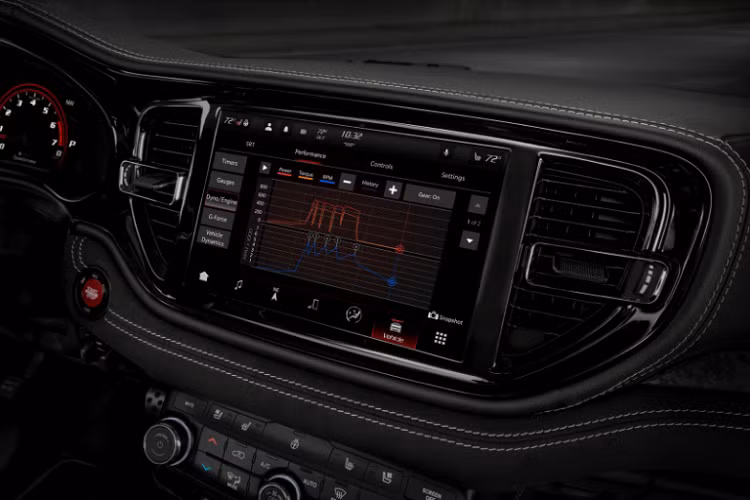 Ở phía sau, Durango Hellcat 2021 trang bị cánh lướt gió mới độc đáo hơn cung cấp lực ép lên tới 181 kg xuống mặt đường khi xe đang chạy ở tốc độ tối đa. Cuối cùng, xe trang bị đèn hậu LED nối liền nhau và hệ thống ống xả kép cỡ lớn.