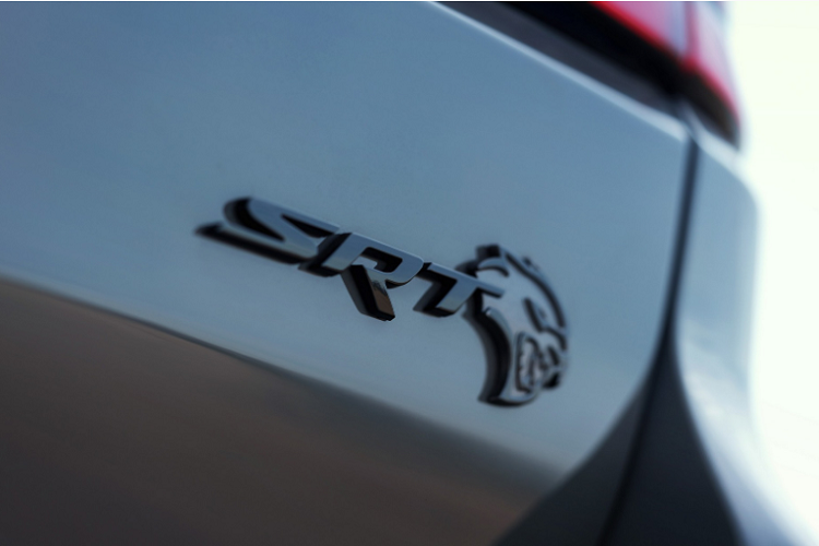 Tiến vào bên trong Dodge Durango Hellcat 2021, cabin đã được cải thiện đáng kể với bảng táp lô tương tự Challenger với các điểm nhấn màu đỏ. Bảng điều khiển trung tâm cũng được thiết kế lại với cần số theo phong cách truyền thống hơn. Xe trang bị hệ thống thông tin giải trí Uconnect 5 thông qua màn hình 10,1 inch (các bản thấp hơn có màn hình 8.4 inch).