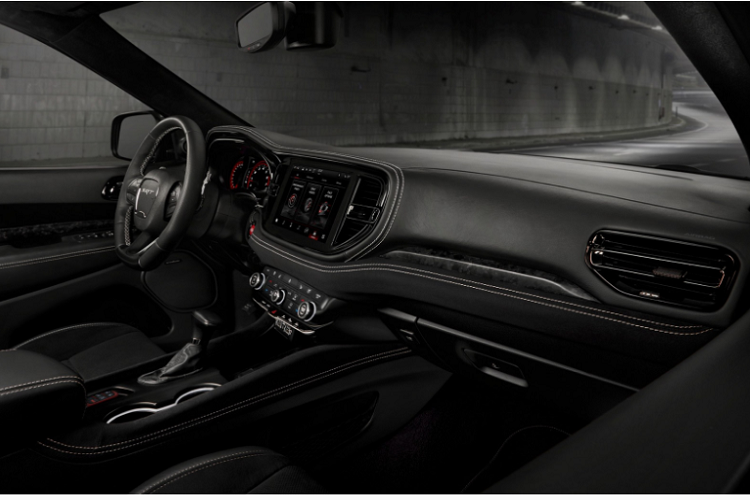 Về ngoại hình, Dodge Durango Hellcat 2021 có phần đầu xe được thiết kế tương tự đàn em Charger. Xe sở hữu thiết kế thể thao với mắt lưới tản nhiệt hình tổ ong màu đen, hốc gió hình boomerang ở hai bên cản trước. Đặc biệt, xe không trang bị đèn sương mù vì hãng xe Mỹ muốn dành trọn 2 hốc gió trước cho nhiệm vụ tản nhiệt.