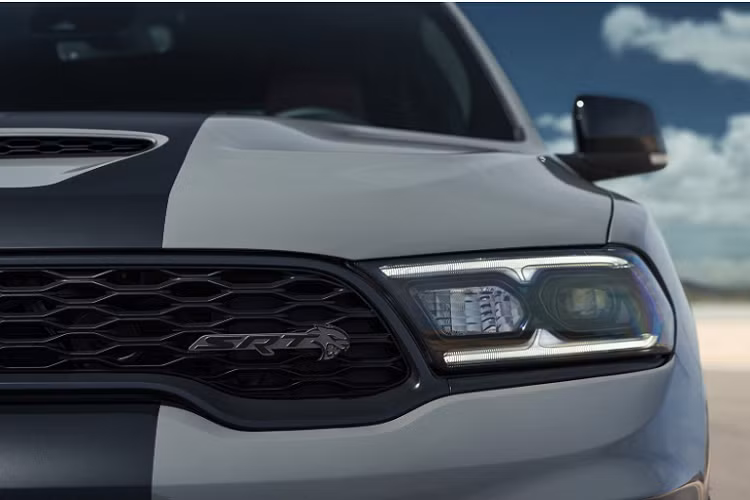 Những thông số này nghe có vẻ...điên rồ và hơi thừa thãi, nhất là khi Durango được định vị là mẫu xe SUV. Chưa dừng lại ở đó, phiên bản Hellcat có khả năng kéo lên đến 3,9 tấn, mạnh hơn cả chiếc SUV cỡ lớn Cadillac Escalade 2021. Những yếu tố trên là lý do vì sao Dodge gọi Durango ở lần trở lại này là chiếc SUV mạnh nhất thế giới.