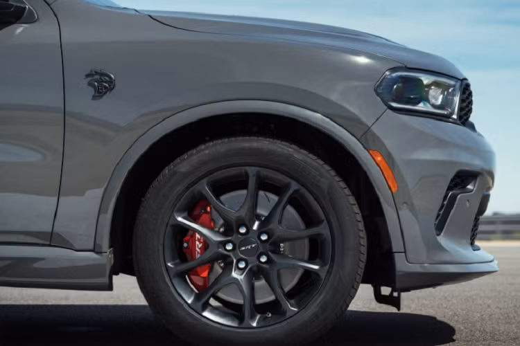 Bắt đầu với biến thể SRT Hellcat, Dodge Durango được trang bị động cơ xăng Hemi V8 6,2 lít siêu nạp, sản sinh công suất 710 mã lực và mô-men xoắn cực đại 874 Nm. Như vậy Durango SRT Hellcat 2021 còn mạnh hơn cả siêu SUV Lamborghini Urus vốn sở hữu động cơ xăng V8, tăng áp kép, dung tích 4.0 lít, có công suất tối đa 649 mã lực và mô-men xoắn cực đại 850 Nm.