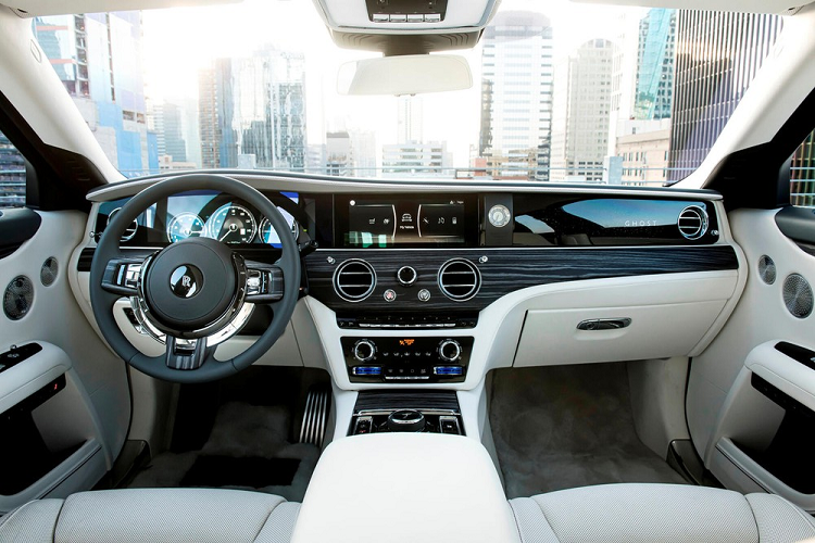 Dựa theo trang tin Bloomberg, kỹ sư trưởng của Rolls-Royce, ông Jon Simms cho biết rằng trong quá trình thử nghiệm ban đầu của giai đoạn phát triển 5 năm của Ghost thế hệ 2, chiếc xe đã yên tĩnh thái quá đến mức khiến những người ngồi thử trở nên chóng mặt mất phương hướng, "suýt chút nôn ọe".