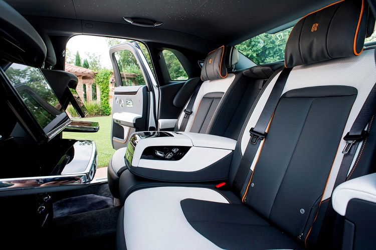 Rõ ràng, đó không phải là tín hiệu tốt đối với bất kỳ chiếc xe nào, đặc biệt là đối với một phương tiện được coi là siêu sang của Rolls-Royce. Vậy các kỹ sư thương hiệu Anh Quốc đã khắc phục vấn đề này như thế nào? Đơn giản. Họ đã tìm mọi cách để làm cho tiếng xe chạy to hơn.