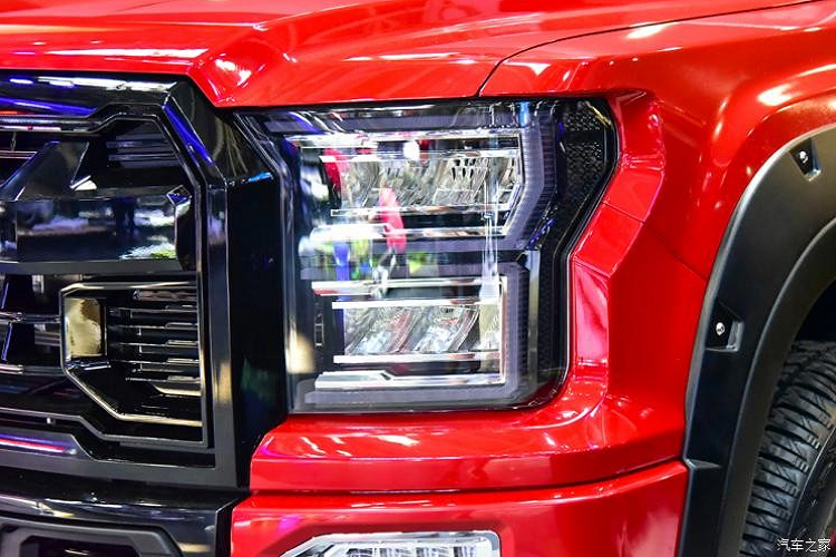 Tại đây, chúng ta có thể thấy cụm đèn pha, tích hợp dải đèn LED định vị ban ngày hình chữ "C", và lưới tản nhiệt gần như giống hệt Ford F-150 Raptor. Ngay cả dòng chữ "Foton" nằm giữa lưới tản nhiệt cũng theo phong cách của Ford nhưng có kích thước nhỏ hơn.