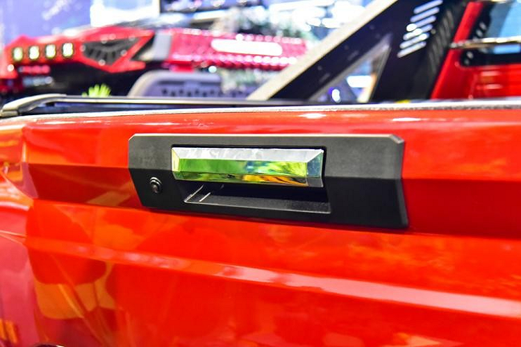 Tay nắm của cửa thùng sau được mạ crôm và có camera bên cạnh.