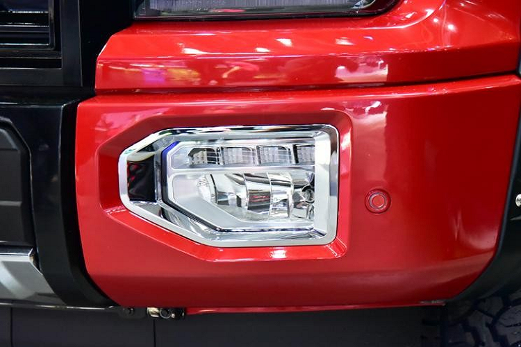 Sự khác biệt lớn nhất ở đầu xe của Foton General G9 2020 so với Ford F-150 Raptor là đèn sương mù trước nằm trên cản va. Tương tự đèn pha, đèn sương mù trước của mẫu ô tô Trung Quốc này có kích thước khá lớn.