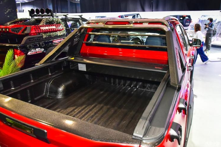 Đằng sau, Foton General G9 2020 được trang bị thùng xe tráng lớp chống xước bên trên.