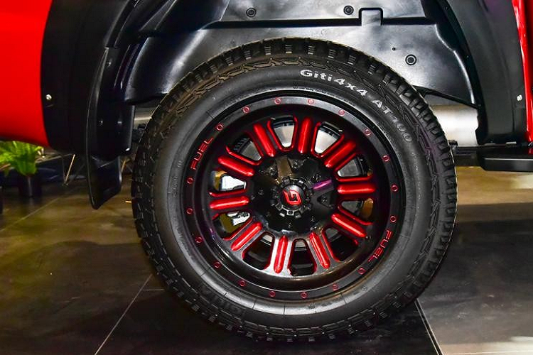 Bên sườn, mẫu xe bán tải của Foton được trang bị ốp cua lốp cỡ lớn với đinh tán lộ rõ, mang đến vẻ thể thao và hầm hố cho xe. Ngoài ra, xe còn được trang bị bộ vành hợp kim đa chấu hoặc vành sơn màu đỏ khác biệt so với Ford F-150 Raptor. Bộ vành màu đỏ này có đường kính 18 inch và đồng hành với lốp 265/60 R18.