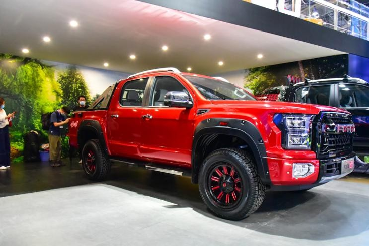 Sau những hình ảnh rò rỉ, cuối cùng thì mẫu xe bán tải Trung Quốc mang tên Foton General G9 2020 mới cũng chính thức trình làng trong triển lãm Ô tô Bắc Kinh 2020. Sở dĩ mẫu xe bán tải này thu hút sự chú ý đến vậy vì thiết kế của Foton General G9 gợi liên tưởng đến Ford F-150 Raptor.
