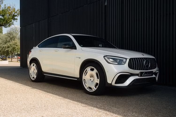 Cải thiện động cơ, hiệu suất của Mercedes-AMG GLC 63 S Coupe 2020 mới chính là phần nâng cấp ấn tượng nhất từ Lorinser. Nâng cấp này có giá 2.499 Euro (tương đương khoảng 68,6 triệu đồng) tại Đức, nó có sẵn cho cả AMG GLC 63 và 63 S.