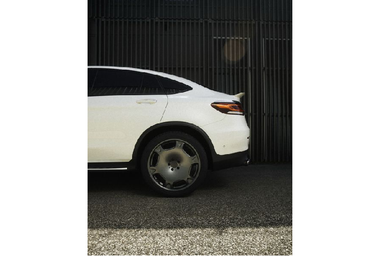 Về diện mạo, để gợi nhắc tới tinh thần của Mercedes W140, W124 và 190, Lorinser cung cấp cho bản độ Mercedes-AMG GLC 63 S Coupe các bánh xe hợp kim LM2R thiết kế cổ điển - đã được giới thiệu vào đầu năm nay, chúng có sẵn cho cả bản SUV và Coupe của GLC.