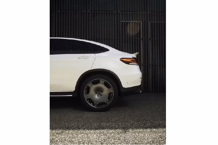 Về diện mạo, để gợi nhắc tới tinh thần của Mercedes W140, W124 và 190, Lorinser cung cấp cho bản độ Mercedes-AMG GLC 63 S Coupe các bánh xe hợp kim LM2R thiết kế cổ điển - đã được giới thiệu vào đầu năm nay, chúng có sẵn cho cả bản SUV và Coupe của GLC.