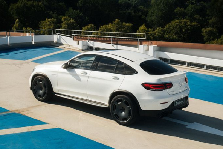 Ngoài ra, chủ sở hữu của Mercedes-AMG GLC 63 S Coupe cũng có thể đặt hàng thêm vỏ gương chiếu hậu sợi carbon có giá 799 Euro (khoảng 21,9 triệu đồng).