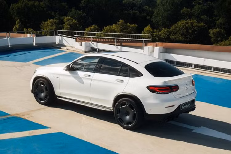 Ngoài ra, chủ sở hữu của Mercedes-AMG GLC 63 S Coupe cũng có thể đặt hàng thêm vỏ gương chiếu hậu sợi carbon có giá 799 Euro (khoảng 21,9 triệu đồng).
