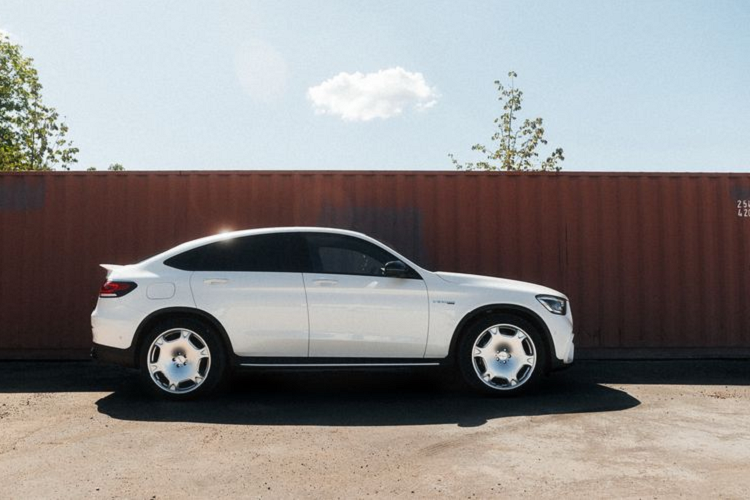 Đối với chiếc Mercedes-AMG GLC 63 S độ Lorinser trong bài, xe sở hữu bộ mâm kích thước 9 × 21 inch ở phía trước và 10,5 × 21 inch ở phía sau, có thể được sơn trong màu bạc hoặc đen, giá từ 2.900 Euro (khoảng 79,6 triệu đồng).
