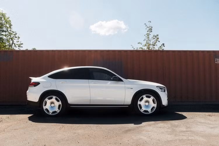 Đối với chiếc Mercedes-AMG GLC 63 S độ Lorinser trong bài, xe sở hữu bộ mâm kích thước 9 × 21 inch ở phía trước và 10,5 × 21 inch ở phía sau, có thể được sơn trong màu bạc hoặc đen, giá từ 2.900 Euro (khoảng 79,6 triệu đồng).