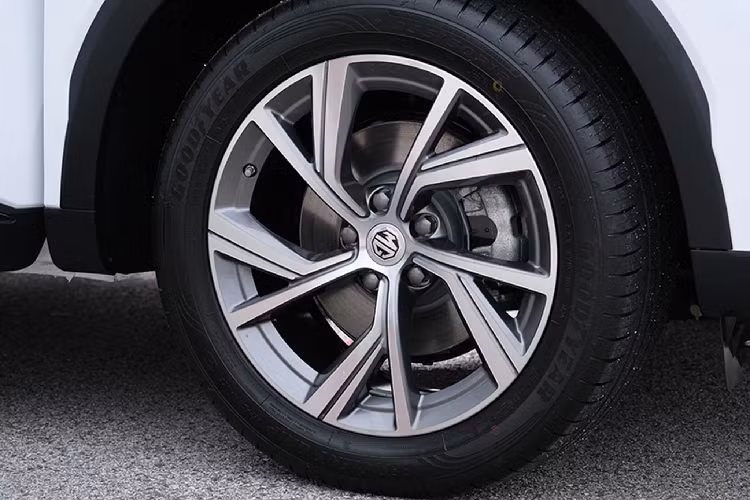 Mặc dù MG đang được phân phối chính hãng dòng HS tại Việt Nam, tuy nhiên rất khó có khả năng MG Việt Nam giới thiệu HS PHEV tại thị trường Việt trong tương lai gần. Như đã đề cập ở phía trên, người dùng Việt chỉ đang ở bước đầu làm quen với xe hybrid, bên cạnh chưa có nhiều chính sách hỗ trợ cho dòng xe này.