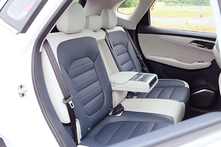 Tuy nhiên, điểm “đáng tiền” ở MG HS PHEV so với các phiên bản còn lại chính là nội thất được trang bị nhiều tiện nghi, chỉnh chu và mang hơi hướng sang trọng hơn so với các phiên bản khác. Có thể MG muốn định vị mẫu HS PHEV tiệm cận sang trọng nhằm tăng sức cạnh tranh sòng phẳng với các phiên bản hàng đầu của các đối thủ, đồng thời giúp đẩy mạnh việc xây dựng tên tuổi cũng như thu hút nhóm khách hàng có yêu cầu cao.