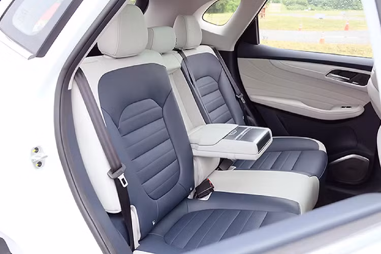 Tuy nhiên, điểm “đáng tiền” ở MG HS PHEV so với các phiên bản còn lại chính là nội thất được trang bị nhiều tiện nghi, chỉnh chu và mang hơi hướng sang trọng hơn so với các phiên bản khác. Có thể MG muốn định vị mẫu HS PHEV tiệm cận sang trọng nhằm tăng sức cạnh tranh sòng phẳng với các phiên bản hàng đầu của các đối thủ, đồng thời giúp đẩy mạnh việc xây dựng tên tuổi cũng như thu hút nhóm khách hàng có yêu cầu cao.