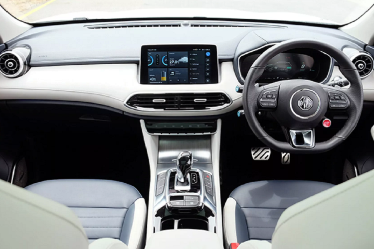 Xét trong phân khúc CUV 5 và 5+2 chỗ hiện tại ở khu vực Đông Nam Á, cùng với Mitsubishi Outlander - MG HS là mẫu xe hiếm hoi trong phân khúc có lựa phiên bản Hybrid cắm sạc PHEV (Plug-in Hybrid Electric Vehicle). Khi các đối thủ khác Honda CR-V, Nissan X-Trail, Mazda CX-5 và Subaru Forester chỉ dừng lại ở phiên bản hybrid và mild hybrid như Subaru Forester e-BOXER.