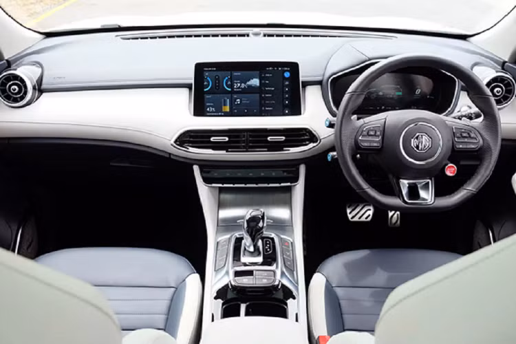 Xét trong phân khúc CUV 5 và 5+2 chỗ hiện tại ở khu vực Đông Nam Á, cùng với Mitsubishi Outlander - MG HS là mẫu xe hiếm hoi trong phân khúc có lựa phiên bản Hybrid cắm sạc PHEV (Plug-in Hybrid Electric Vehicle). Khi các đối thủ khác Honda CR-V, Nissan X-Trail, Mazda CX-5 và Subaru Forester chỉ dừng lại ở phiên bản hybrid và mild hybrid như Subaru Forester e-BOXER.